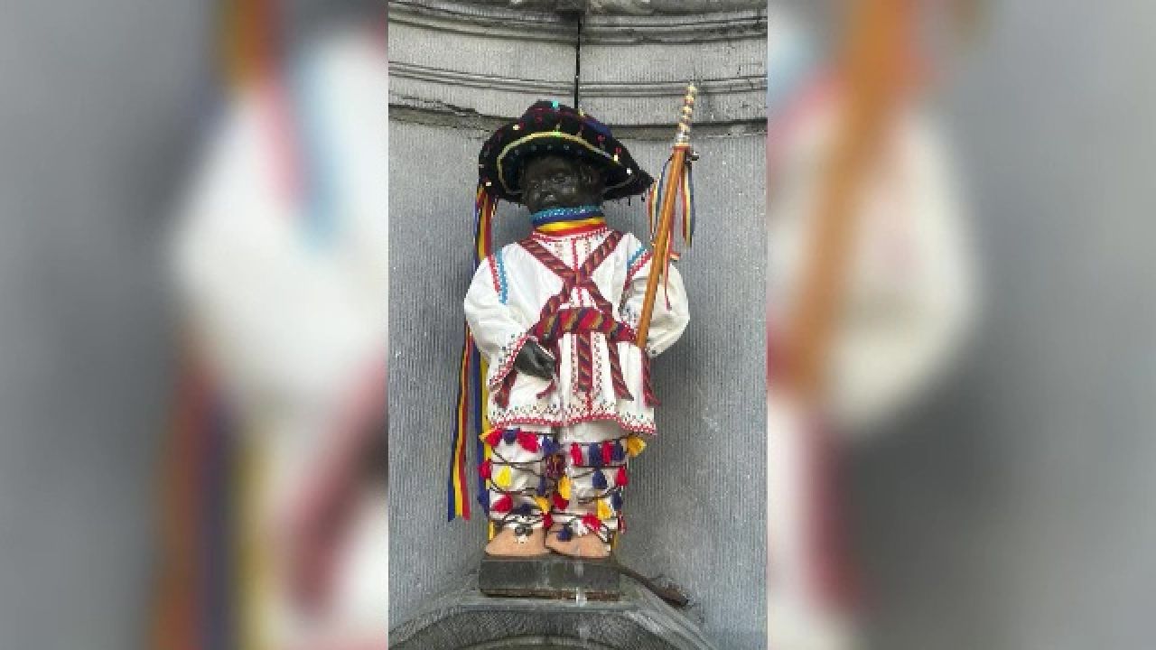Manneken Pis, statuia iconică din Bruxelles, a îmbrăcat un costum de călușar românesc