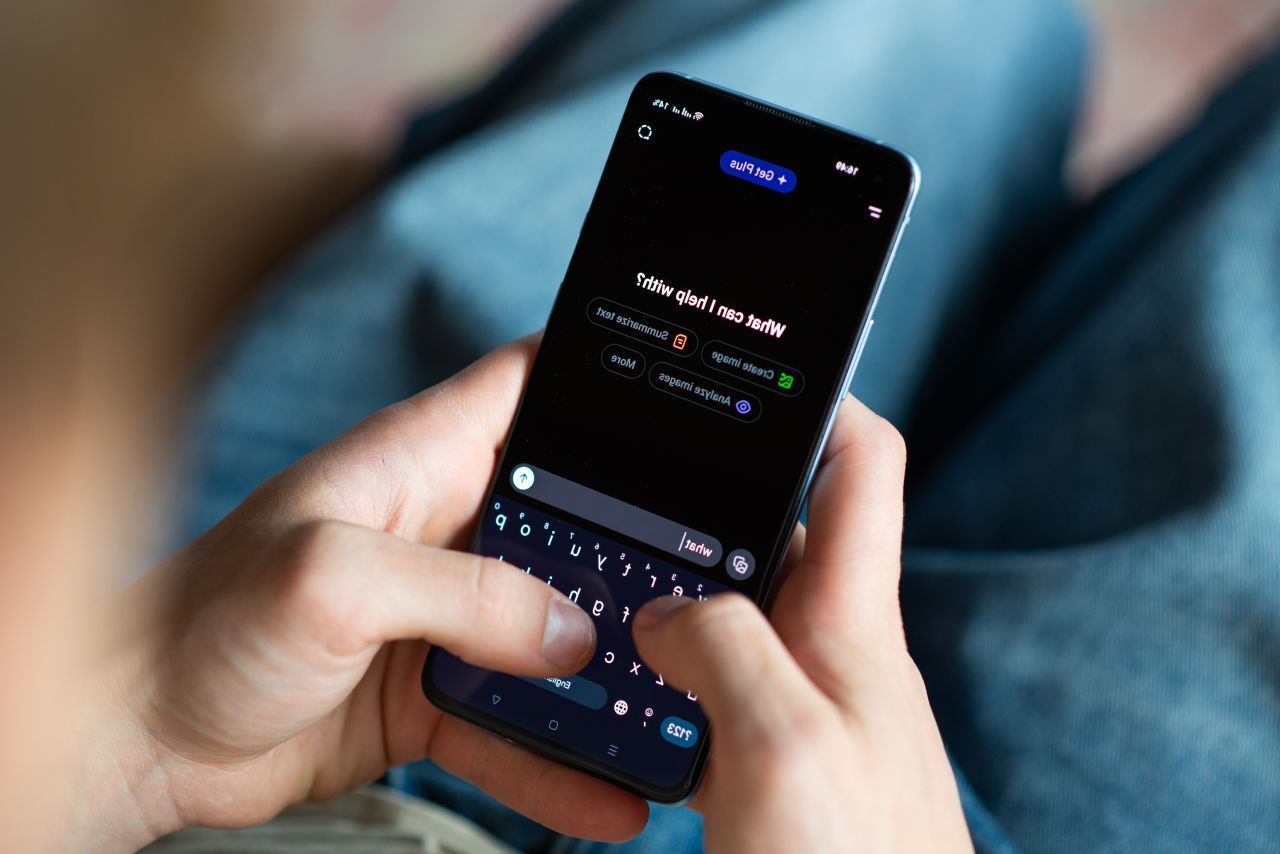 OpenAI, acuzată de moartea unui tânăr: ChatGPT i-ar fi dat sfaturi despre droguri