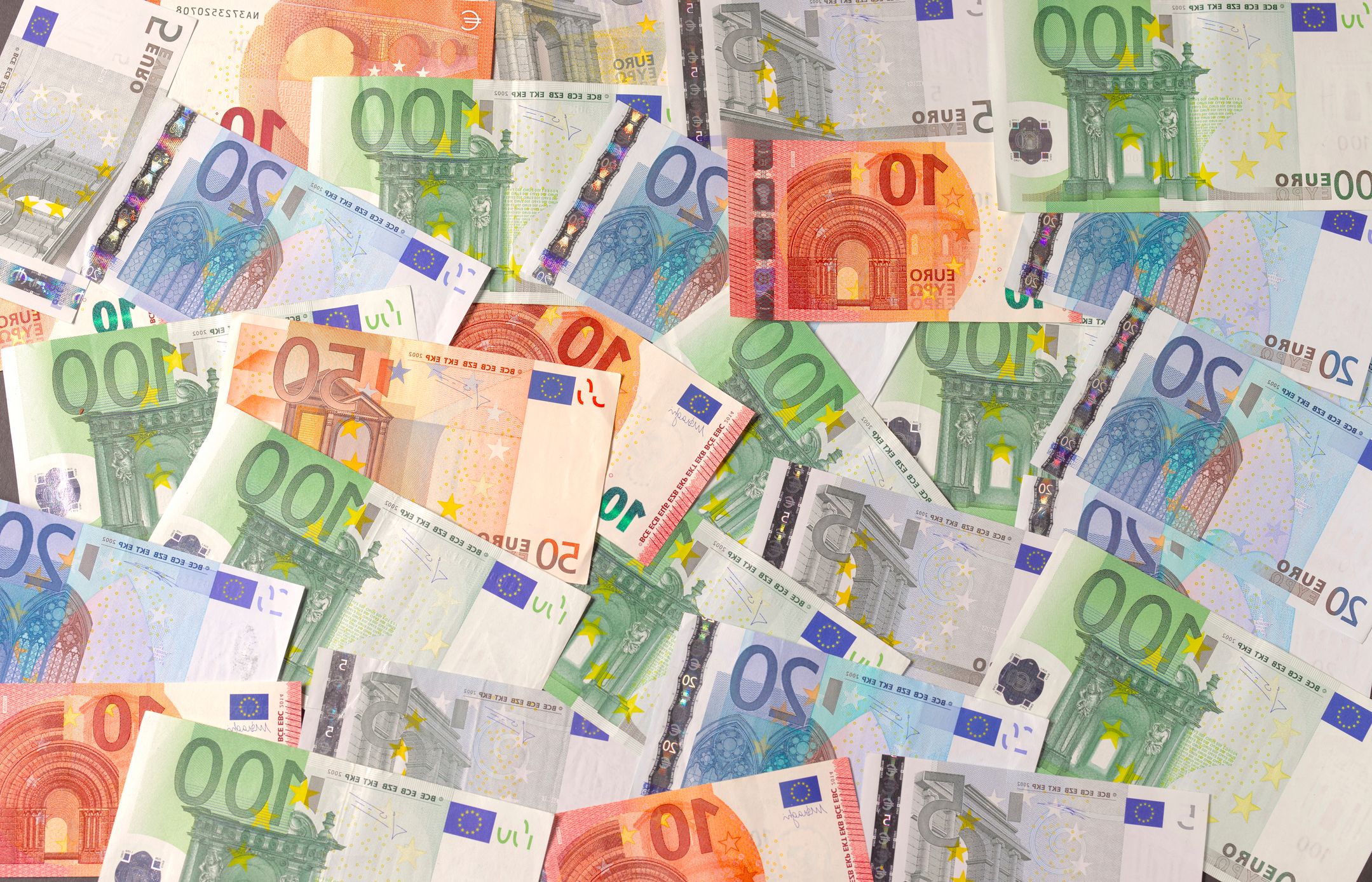 2 miliarde de euro cash au tranzitat granițele României: risc major de spălare de bani, avertizează un raport