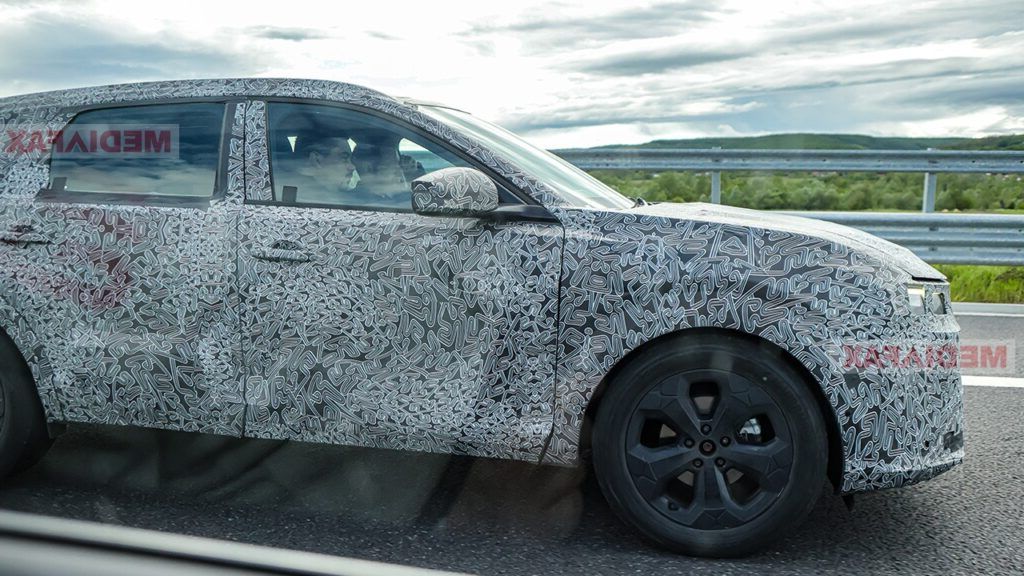 Primele imagini cu noul model Dacia Striker, surprins pe șoselele din România!