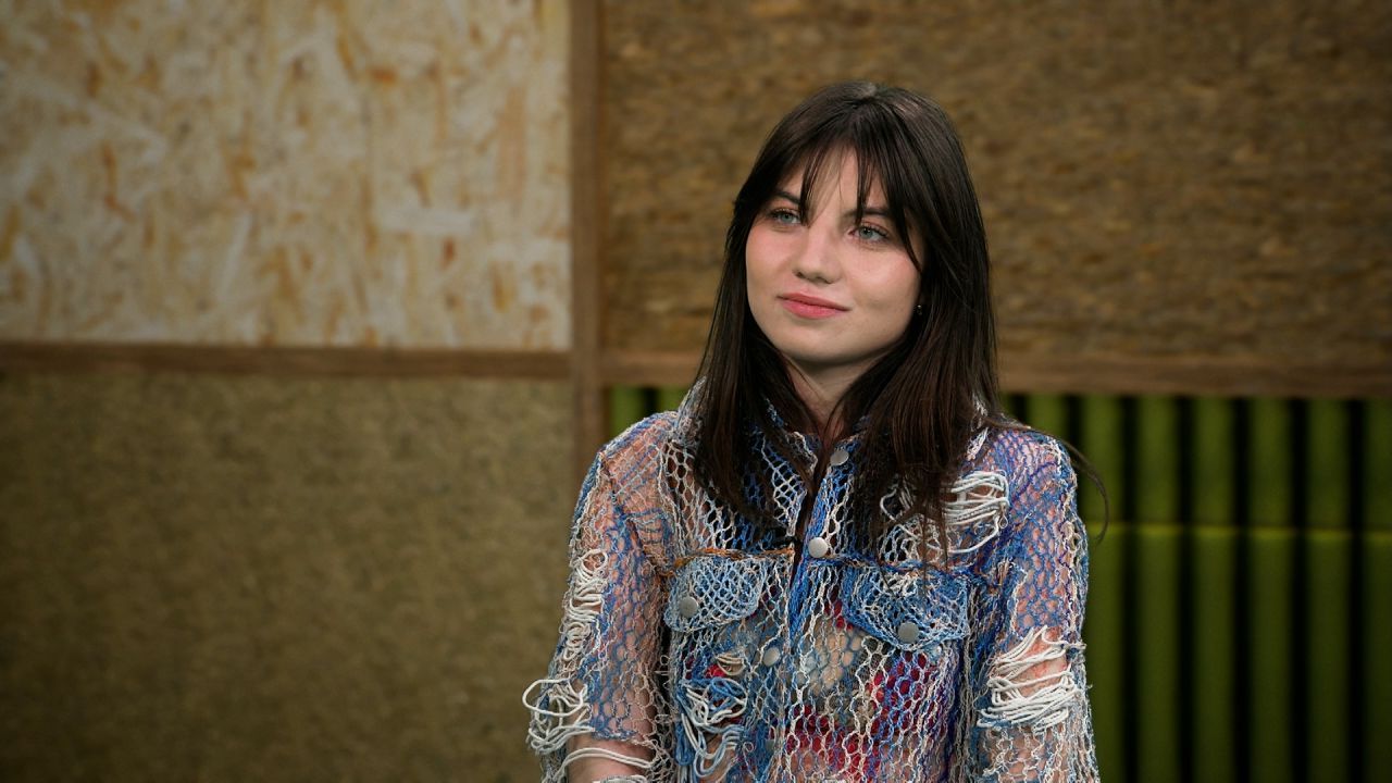 Designerul român care a transformat cablurile electrice în rochii pentru Vogue: O nouă modă din risipă!