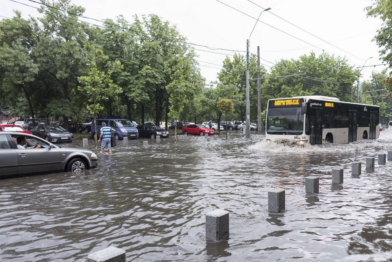 Cod galben de inundații: Scurgeri pe versanți și creșteri de debite pe râuri în mai multe zone!