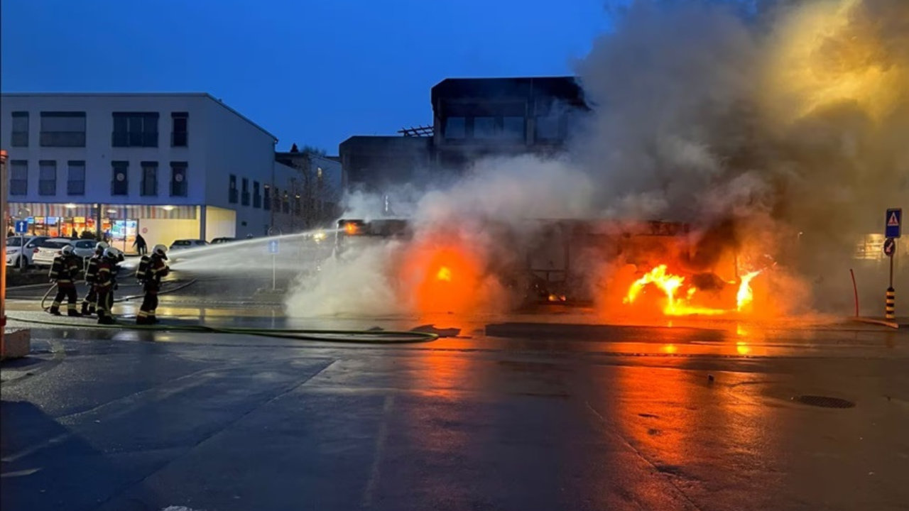 Autocar explodat în mers: 6 morți și 4 răniți. Un dezastru pe șosea!