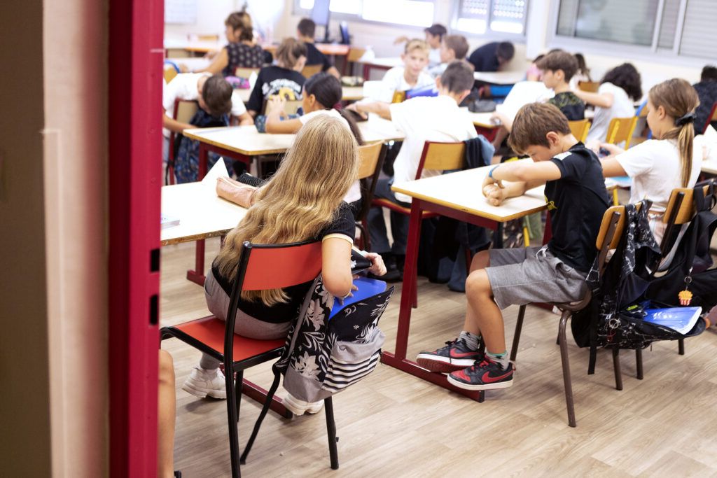 Ora 9:00 la școală în Franța: Ce beneficii ar aduce elevilor?