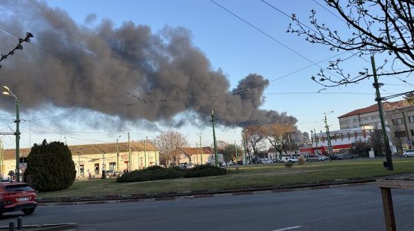 Arad, sub un nor toxic: Incendiu masiv la fabrică, RO-ALERT emis pentru tot orașul!