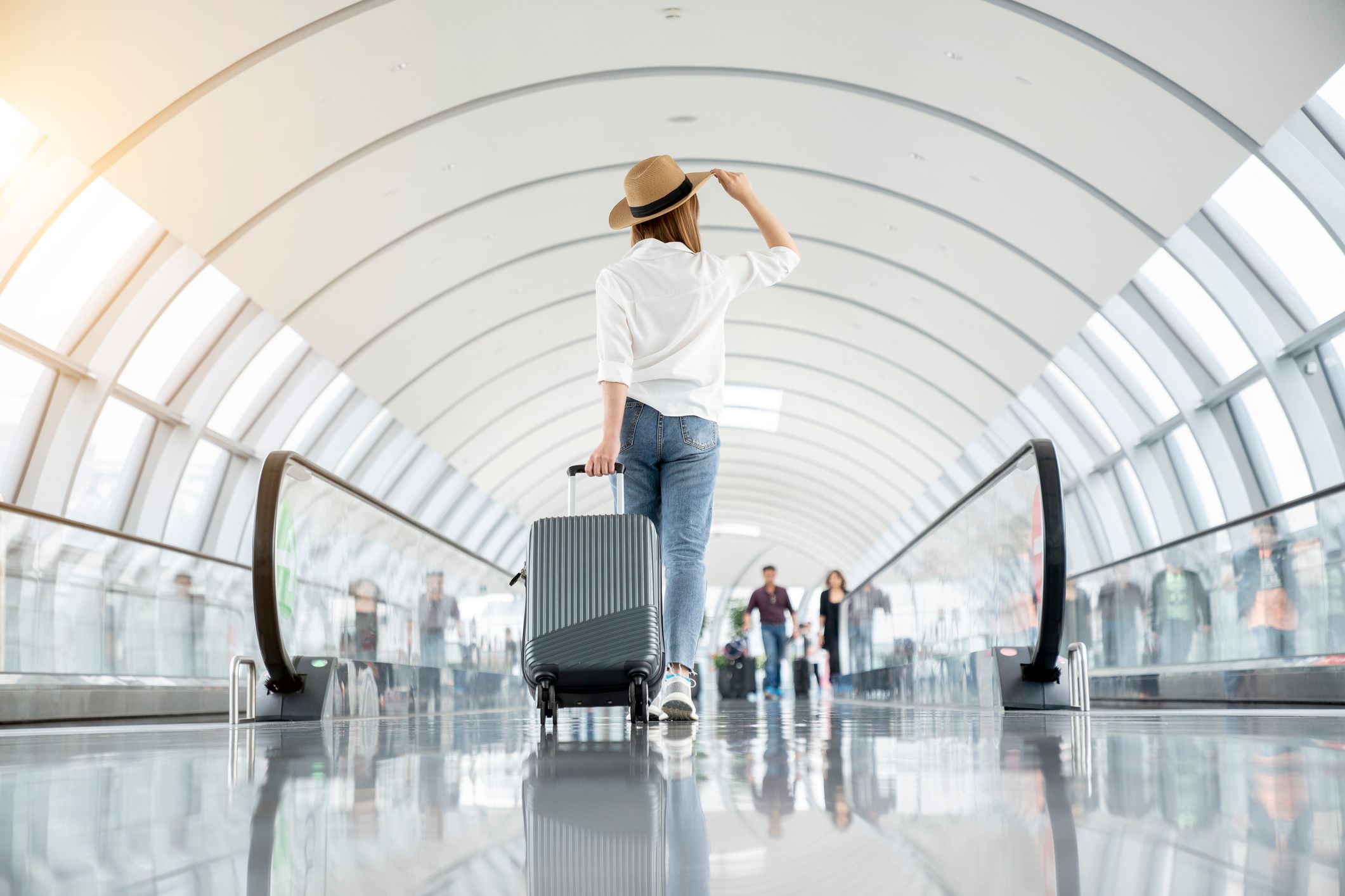 Noi reguli pe aeroporturile din București: Ce se schimbă pentru bagajul de mână, de azi