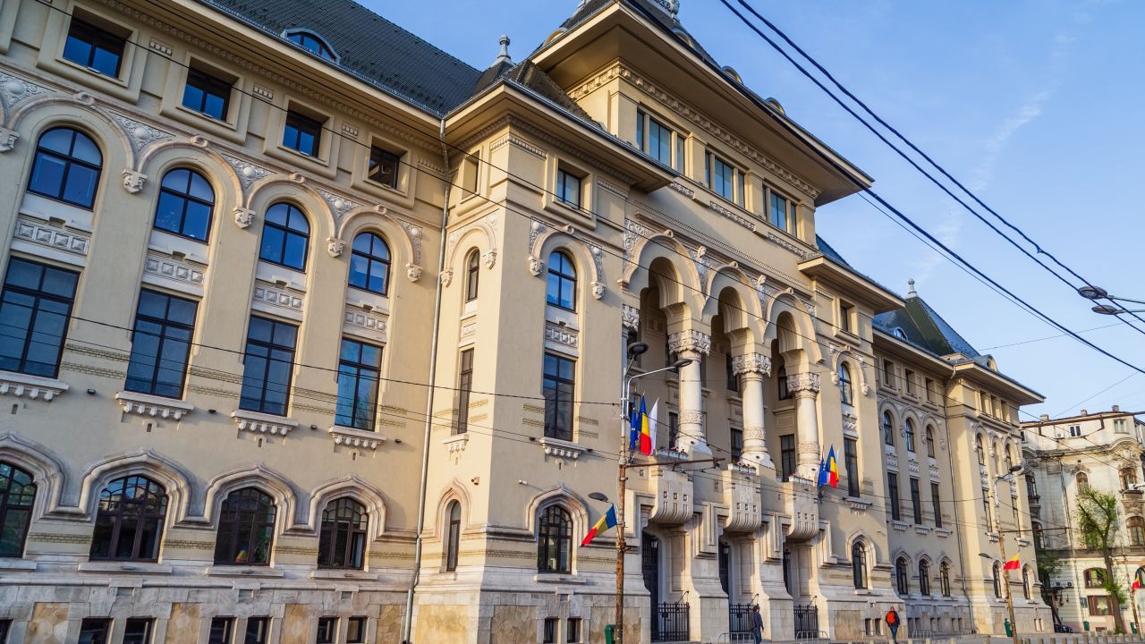 Partid politic, chiriaș ilegal în Satul Francez! Primăria Capitalei, fără bani de ani întregi