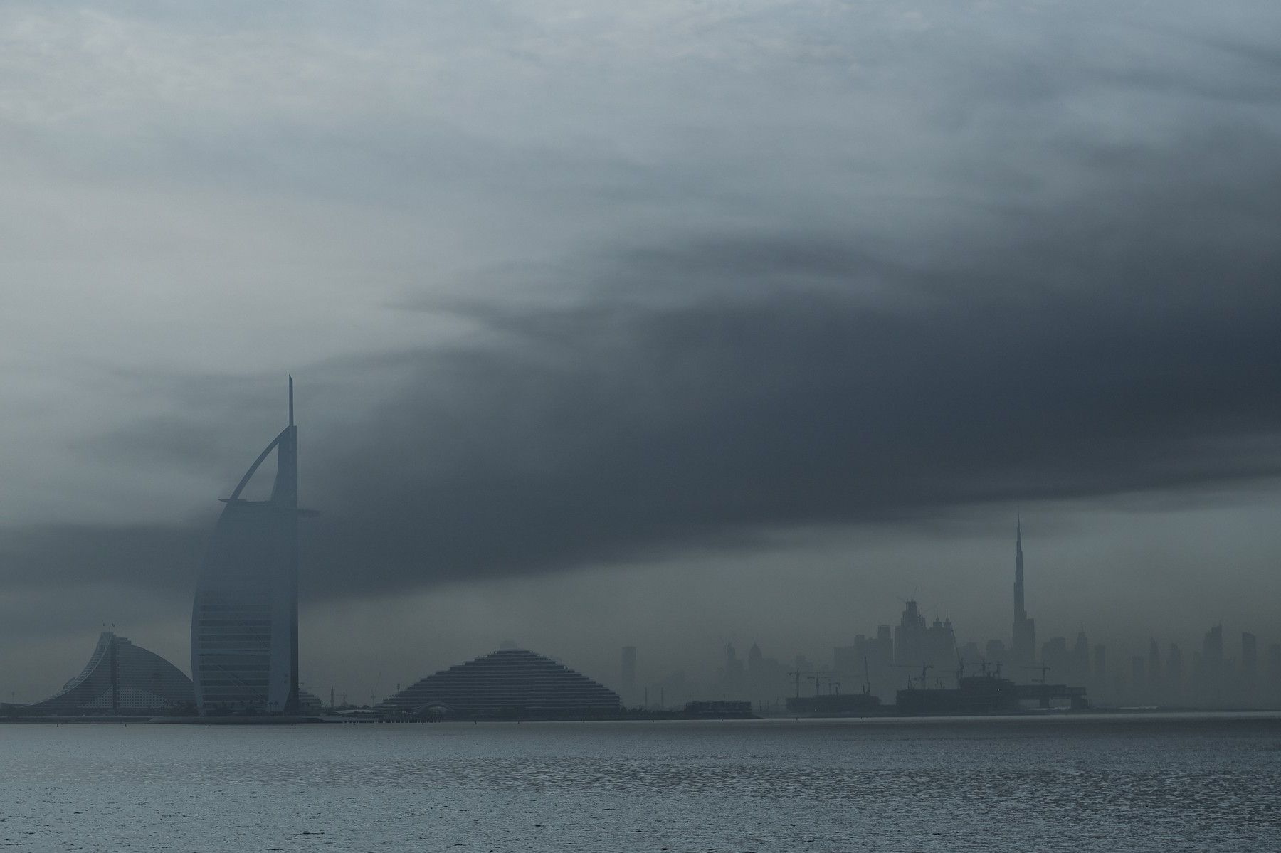 Colaps imobiliar în Dubai: Piața a scăzut cu 20% în 5 zile. Autoritățile acuză "oamenii care urăsc viața"