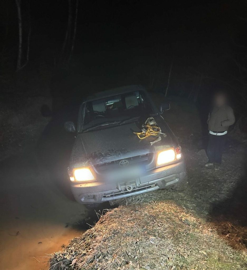 Salvare dramatică: Două turiste, rătăcite cu mașina în pădure, găsite de jandarmi!