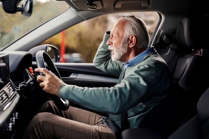 Vârstnicii la volan: Când devin un pericol public și de ce siguranța rutieră e scăpată de sub control