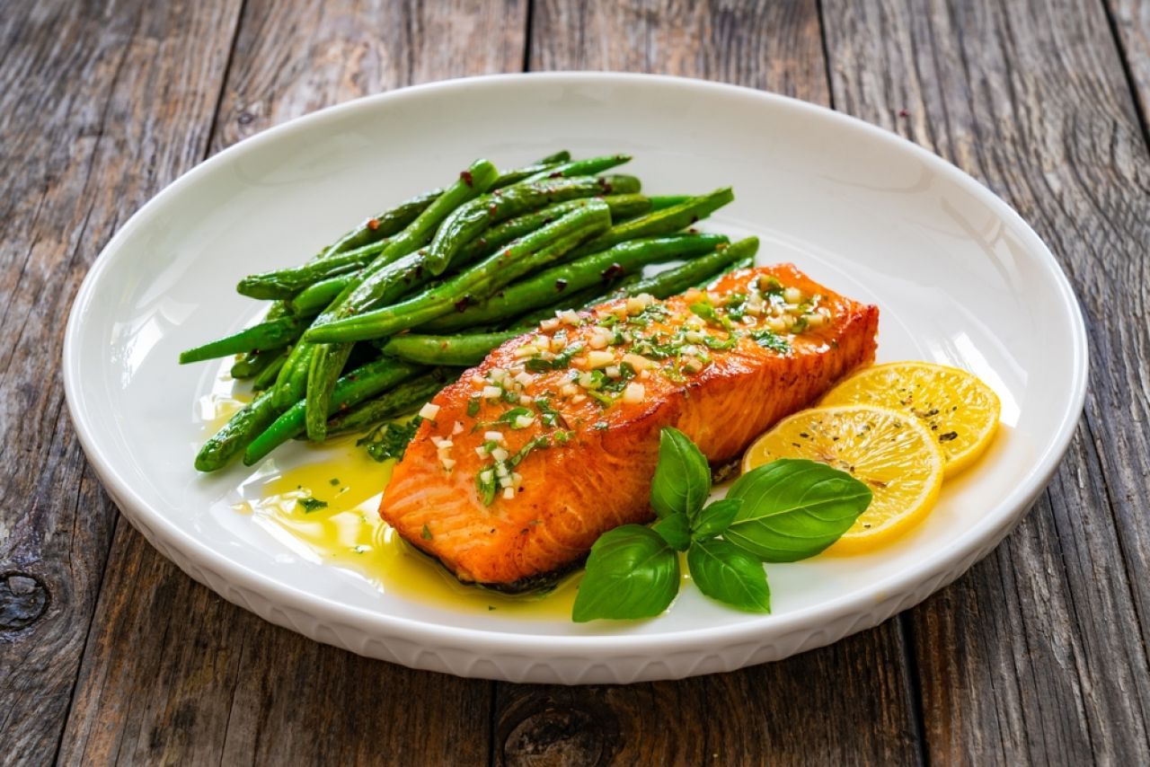 Mâncatul seara: pericol pentru glicemie și diabet! Ce alimente recomandă medicii?