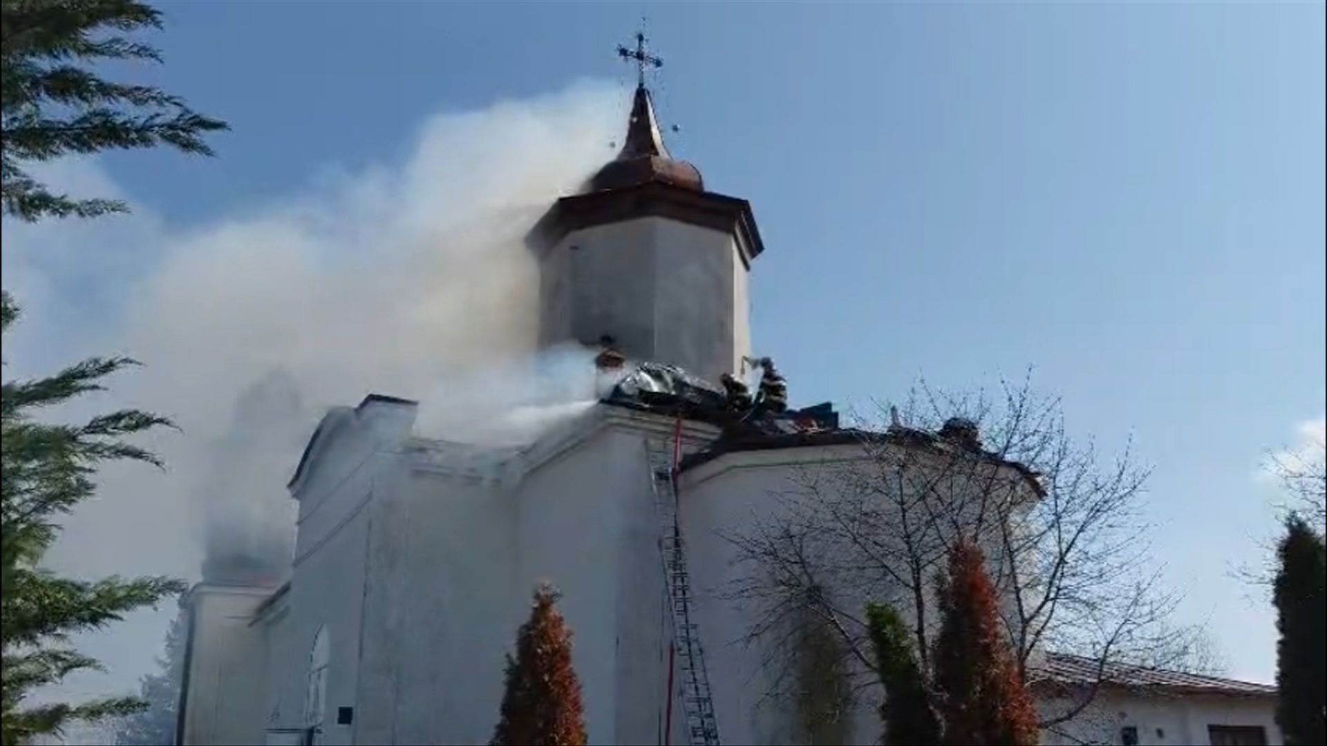Incendiu devastator la o biserică din Prahova, în timpul slujbei: 120 de enoriași evacuați, DN1 blocat