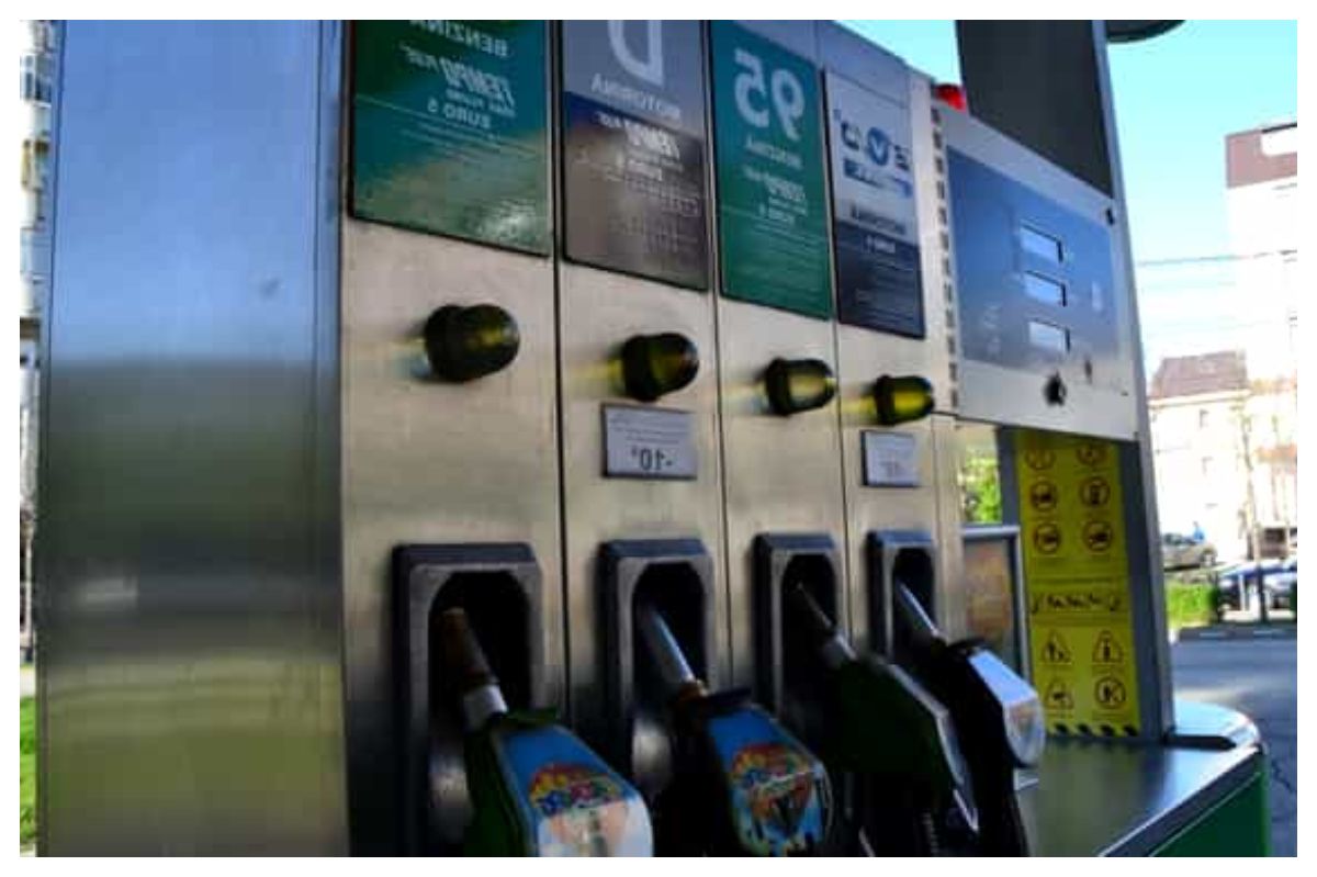 Prețuri explozive la carburanți! Românii se înghesuie să-și facă rezerve de benzină și motorină.