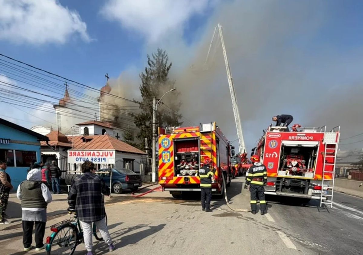 Flăcări uriașe la o biserică monument istoric! Oamenii au fugit de la slujbă, trafic blocat pe DN1.