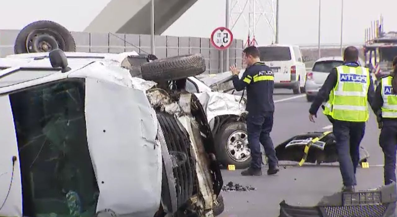 Accident grav pe A0: Mașină răsturnată după o ieșire greșită din parcare, o femeie e grav rănită
