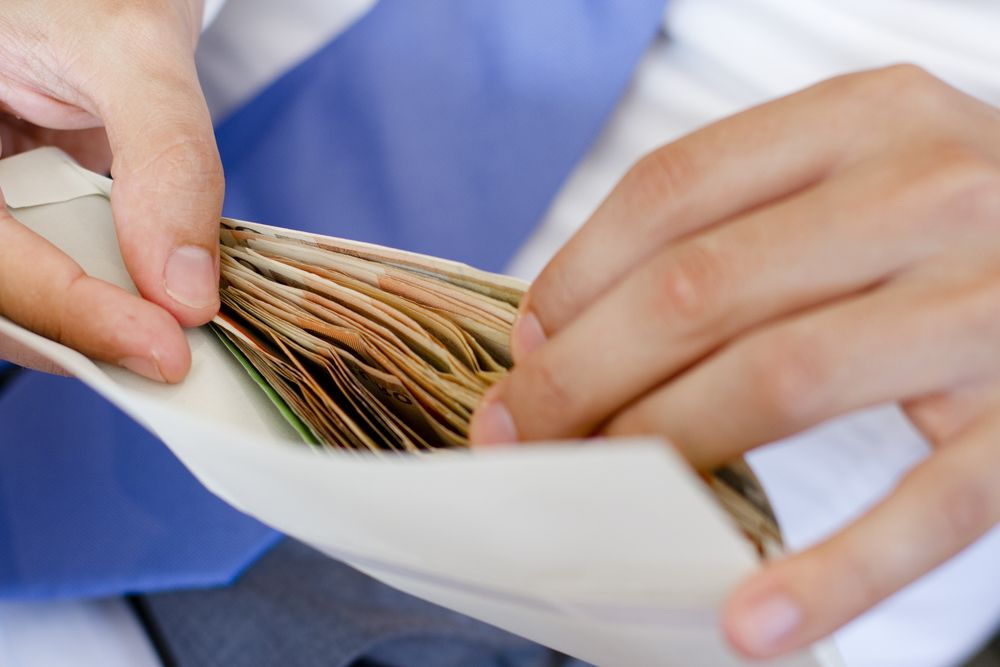 Munca la negru sufocă România: Salariile "în plic" distrug economia!