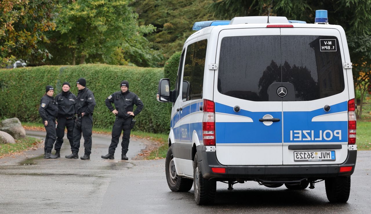 Groază în Germania: Un trecător a găsit 35 de dinți umani pe trotuar