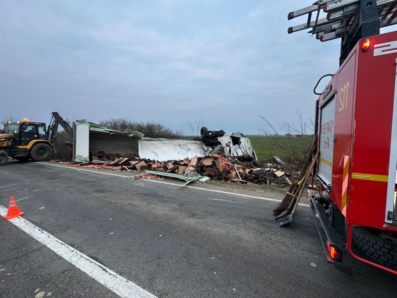 Tragedie în Satu Mare: Tânăr mort după impactul cu un camion plin cu mere