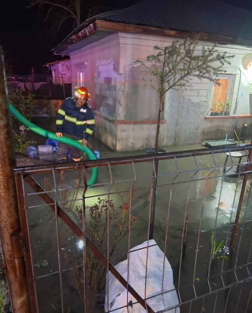 Giurgiu sub ape: Ploile torențiale au inundat curți și gospodării.