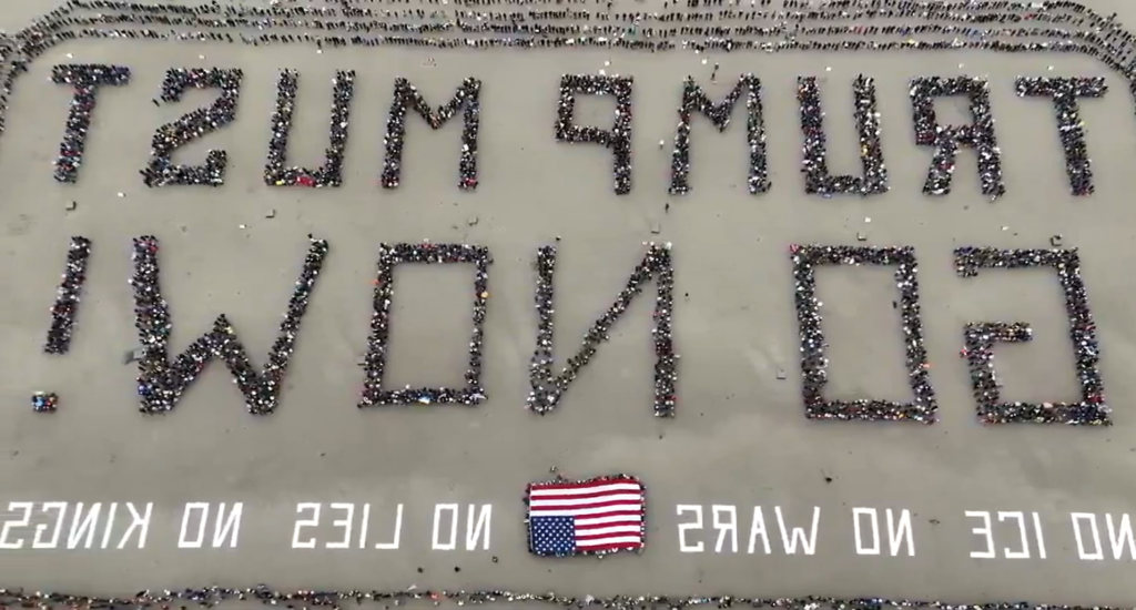 Mesaj uriaș anti-Trump, format din mii de corpuri umane pe o plajă din California