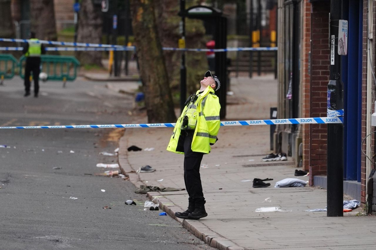 Mașină intră în pietoni în Derby: Șapte răniți, un bărbat arestat