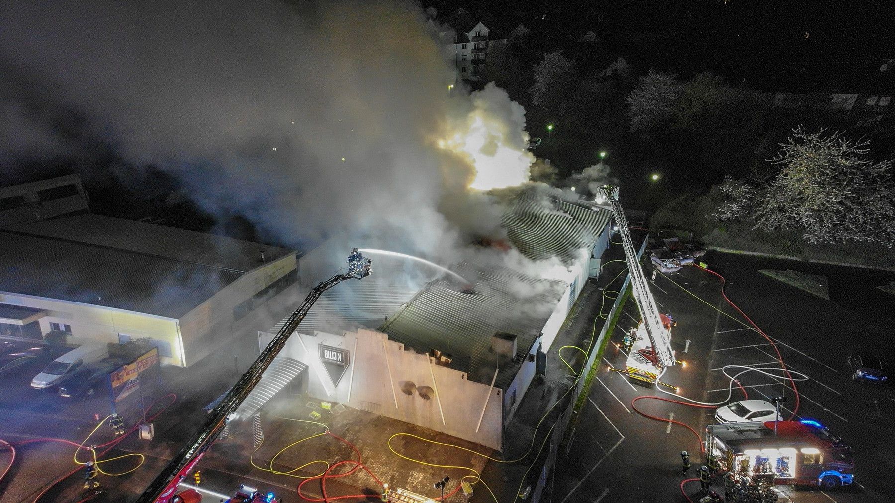 Incendiu violent într-un club din Germania: Peste 700 de oameni, în pericol!