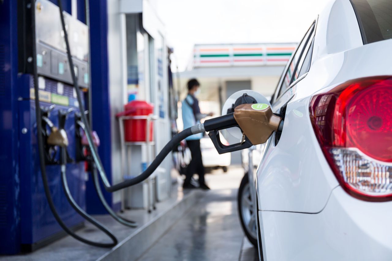 Polonia plafonează prețul benzinei și reduce TVA pentru a calma criza combustibililor