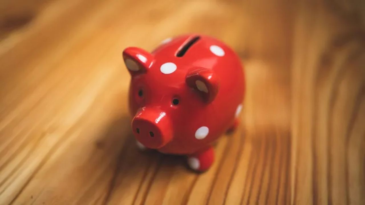 Sacrificiile românilor pentru economii: Au renunțat la bere și cumpără haine second-hand.