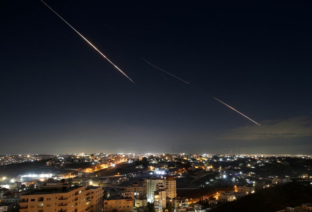 Atacuri aeriene în EAU: Alerte de urgență pentru locuitori!