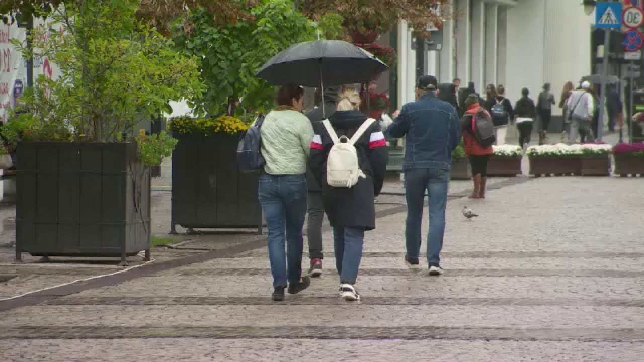 Vremea azi: Ploi și vânt, dar temperaturi de primăvară. Până la 17 grade în sud!