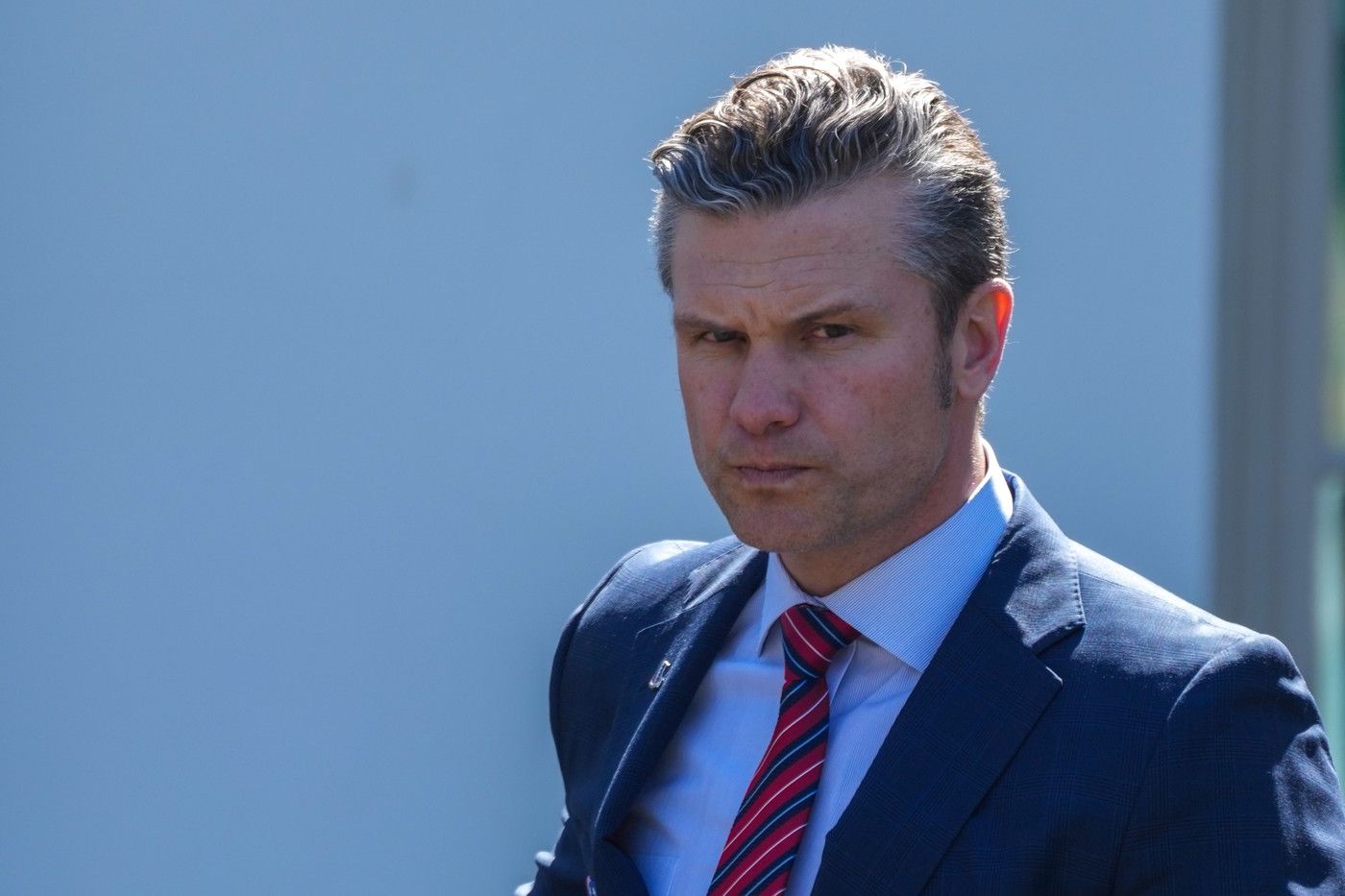 Scandal la Pentagon: Acuzații că Pete Hegseth a investit în apărare înainte de un posibil atac în Iran