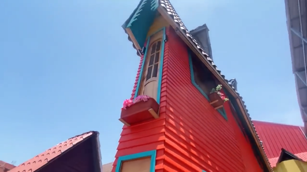 Casa de 63 cm lățime: Un peruan a creat un cămin complet, cu bucătărie, baie și birou!