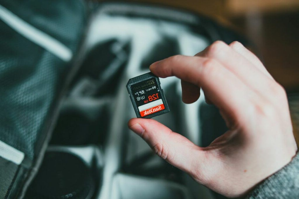 Cardurile de memorie, o comoară rară: Sony își suspendă vânzările din cauza crizei de semiconductori