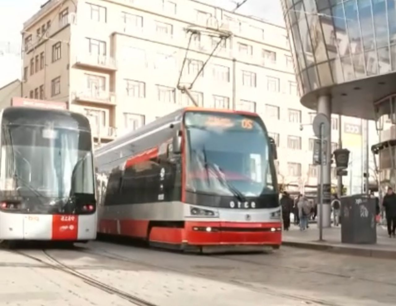 Doi elevi români, loviți de tramvai în Praga: Unul, în comă indusă la spital