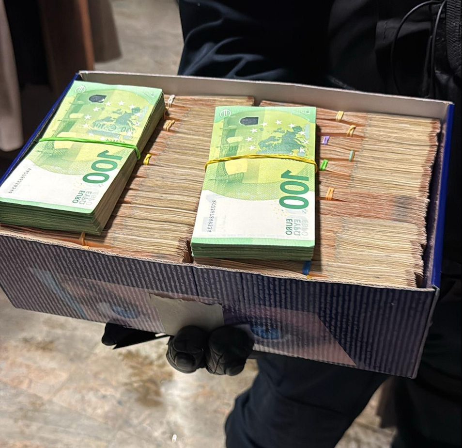 Șeful ARR, reținut de DNA! Jumătate de milion de euro, ascunși în cutii de pantofi și valize.