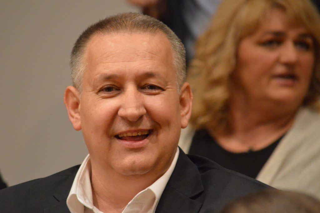 DNA: Șeful ARR, filmat numărând bani în șoaptă acasă, urcat pe mobilă și vorbind singur