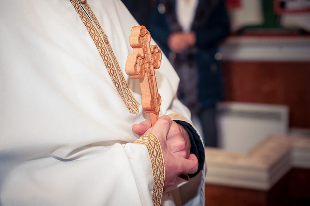 Salariul unui dascăl în 2026: Diferențe mari în funcție de parohie și regiune!