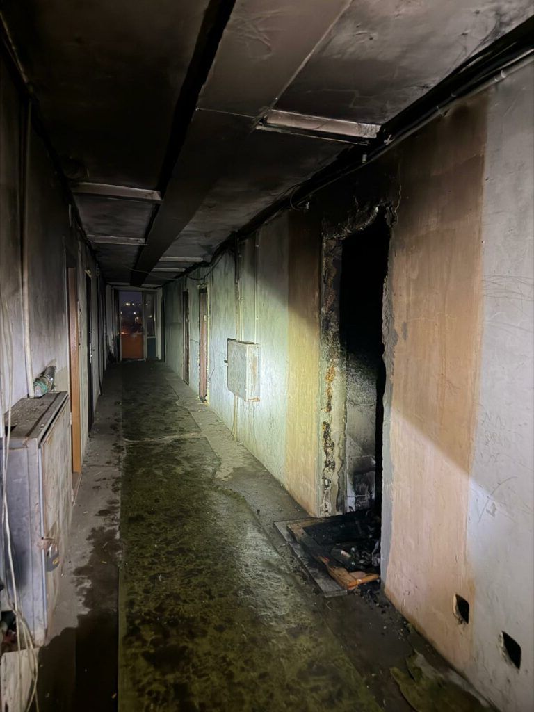 Incendiu devastator în Petrila: 50 de locatari, evacuați după ce un apartament a fost incendiat intenționat