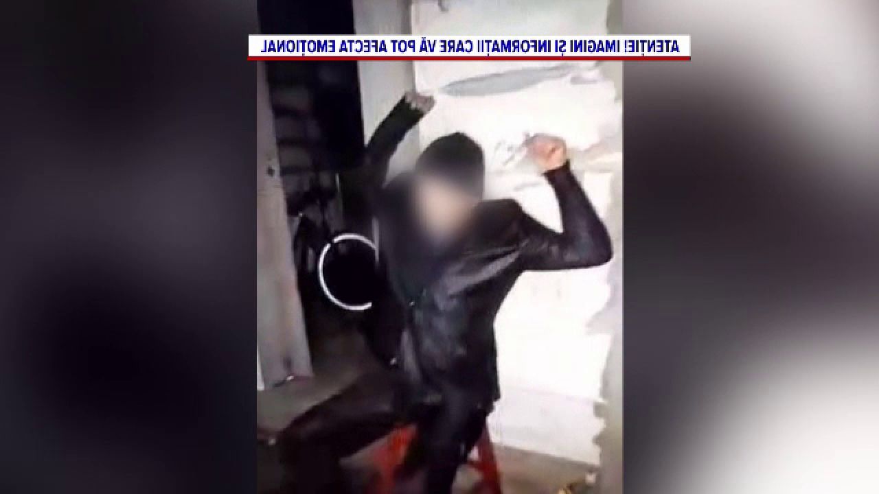 Orgie de violență în Galați: Indivizi batjocoresc și "răstignesc" un bărbat neajutorat. VIDEO șocant
