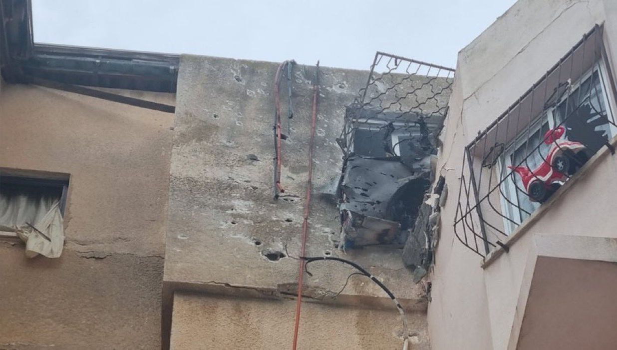 Israel sub ploaie de rachete! O rachetă a străpuns Iron Dome și a lovit în centrul țării. Vezi VIDEO!