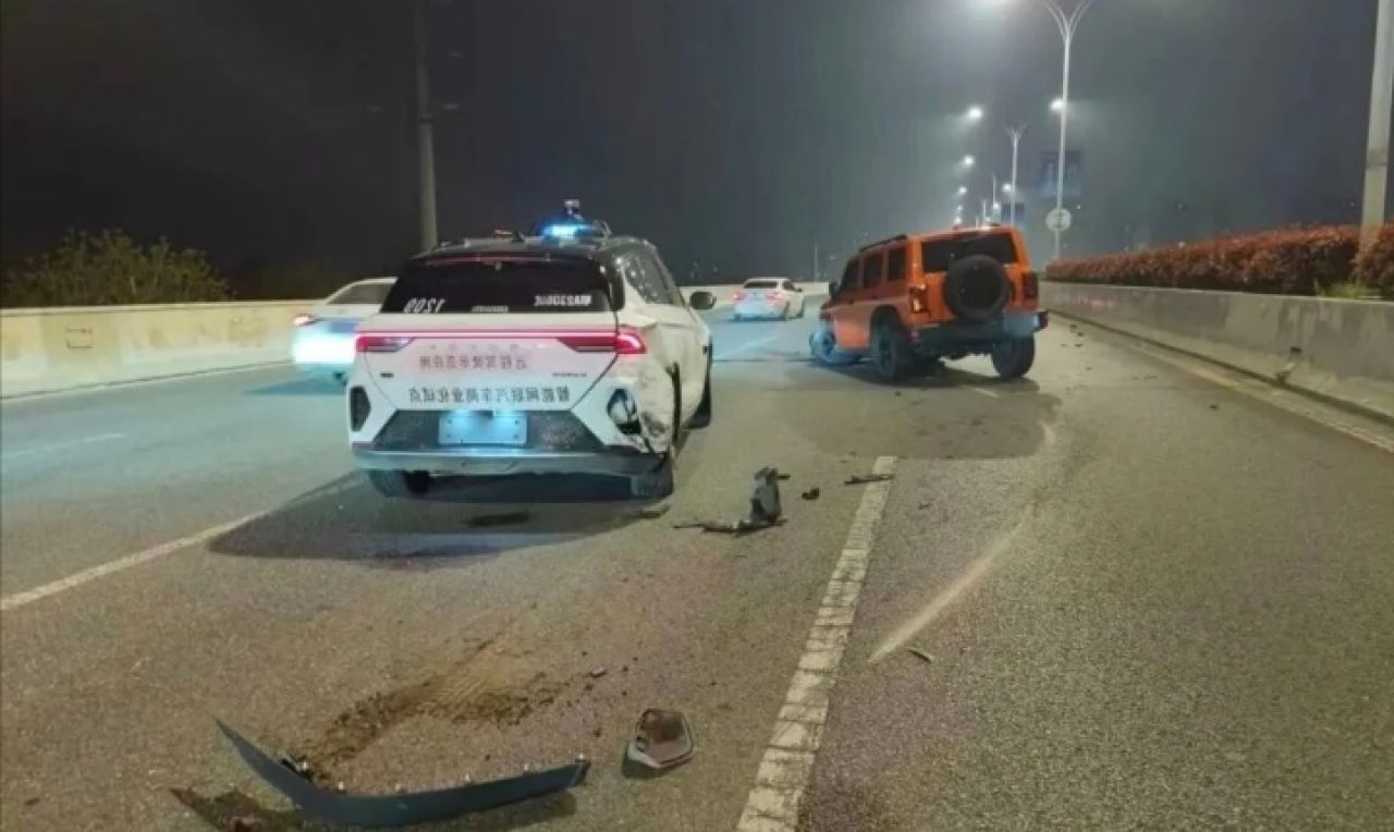 Haos în Wuhan: Peste 100 de robotaxiuri s-au blocat misterios, pasageri captivi ore întregi!