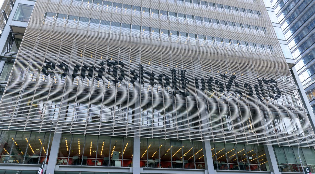 Jurnalist concediat de NYT după o recenzie la o carte despre inteligența artificială