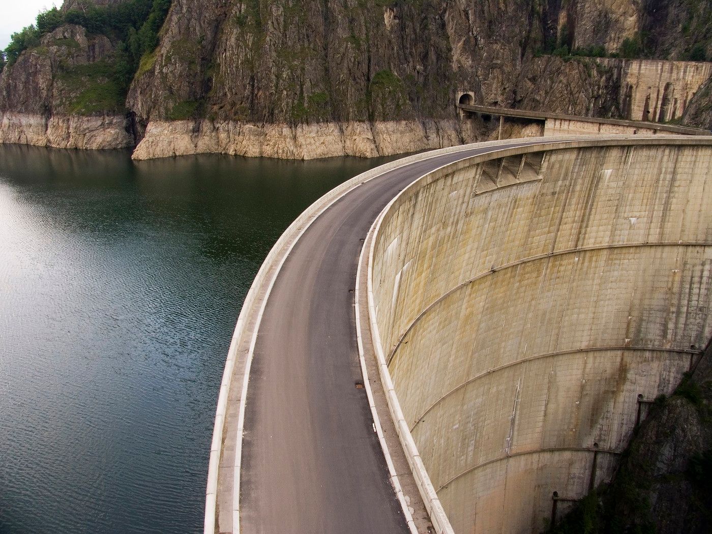 Se umple unul dintre cele mai mari lacuri de acumulare din România! Ce se întâmplă cu barajul?