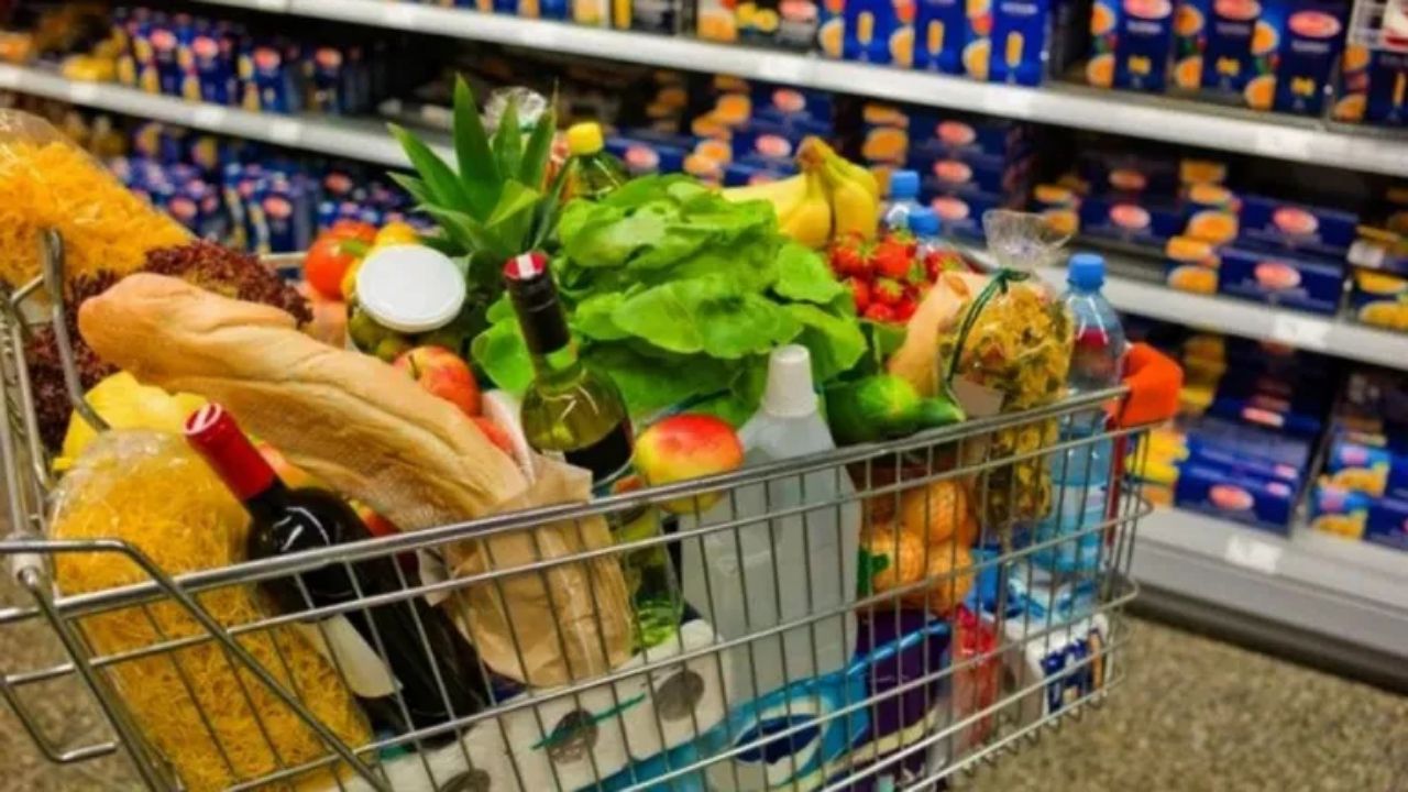 Salariul minim, legat de un coș de cumpărături esențial: banane, dulciuri și un tricou lunar!