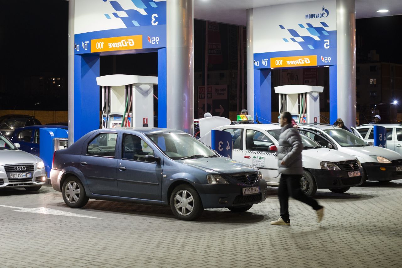 Guvernul schimbă planul: Acciza la motorină rămâne, dar prețul scade cu 50 de bani la pompă!