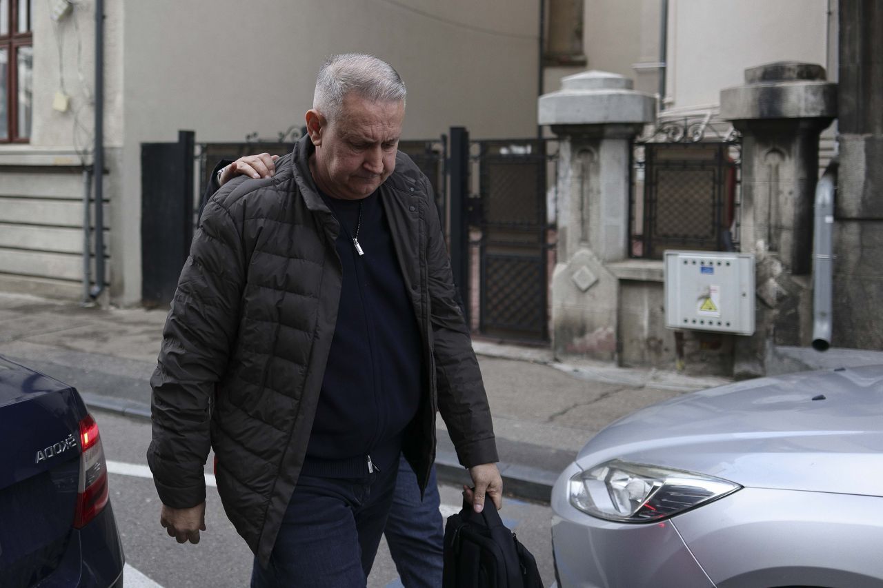 Șeful ARR, filat de DNA în timp ce număra sute de bancnote. Ce sumă ascundea?