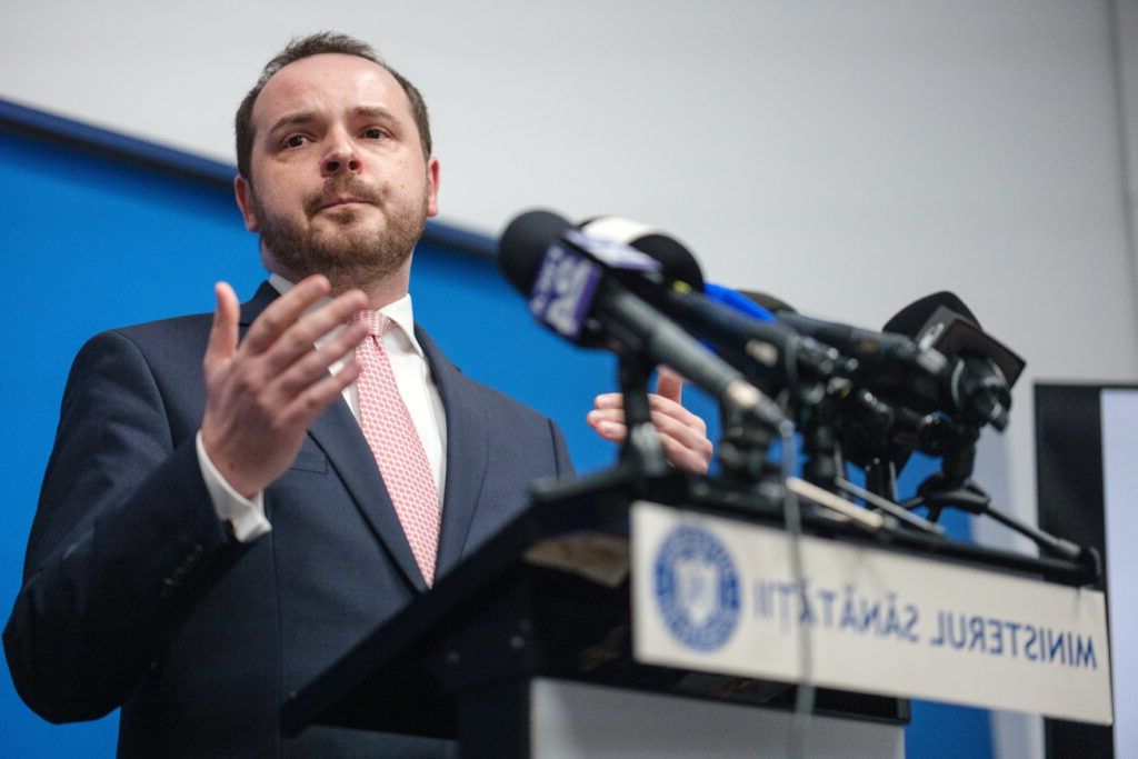 Eșecul campaniei de vaccinare anti-COVID: Ministrul Sănătății acuză politicienii că au înlocuit medicii