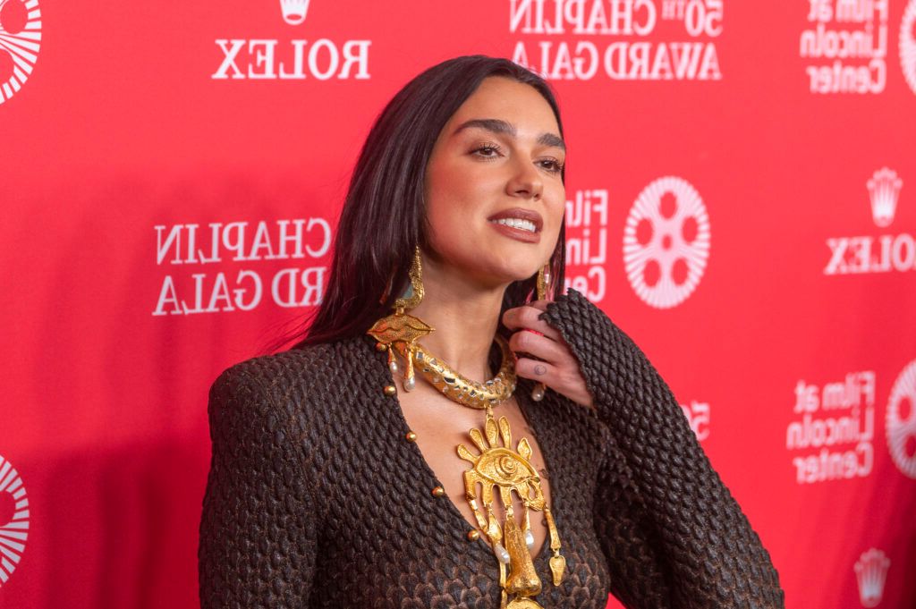 Dua Lipa, de la popstar la influencer cultural: Cum a cucerit și lumea cărților