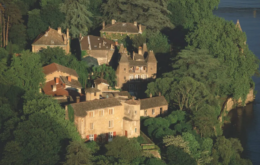 Un castel istoric din Lyon, scos la vânzare la un preț incredibil de mic!
