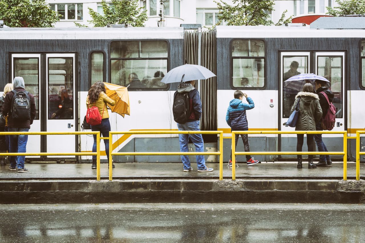 Vreme rea în toată țara: Cod galben de ploi torențiale, vânt puternic și zăpadă la munte. Vezi harta!